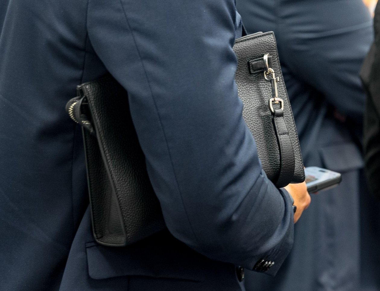 Бизнесмен с портфелем Илья Аверьянов, ИА PrimaMedia