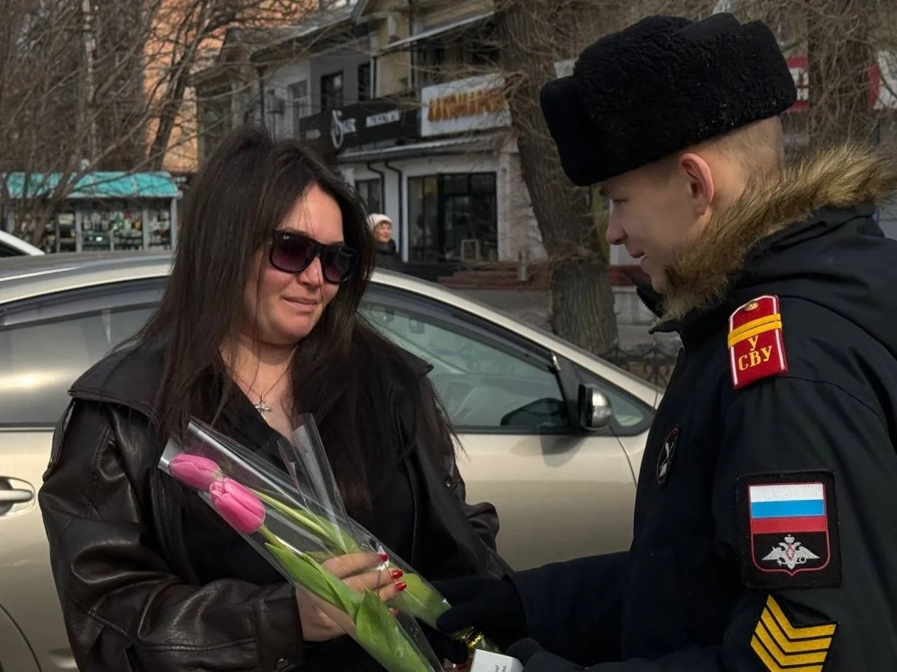 Не проверка, а подарок: Госавтоинспекция вручила цветы уссурийским женщинам-водителям - UssurMedia: Лента новостей, 06.03.2026
