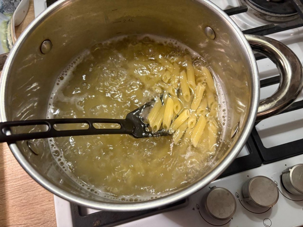 Всего 2 правила, когда варим макароны - не слипнутся даже на второй день - KrasnodarMedia, 11.03.2026