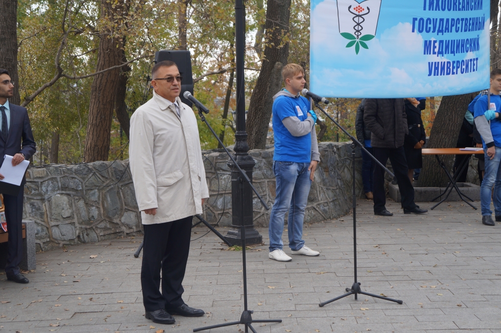 Ректор ТГМУ Валентин Шуматов поздравляет первокурсников, Фото с места события собственное