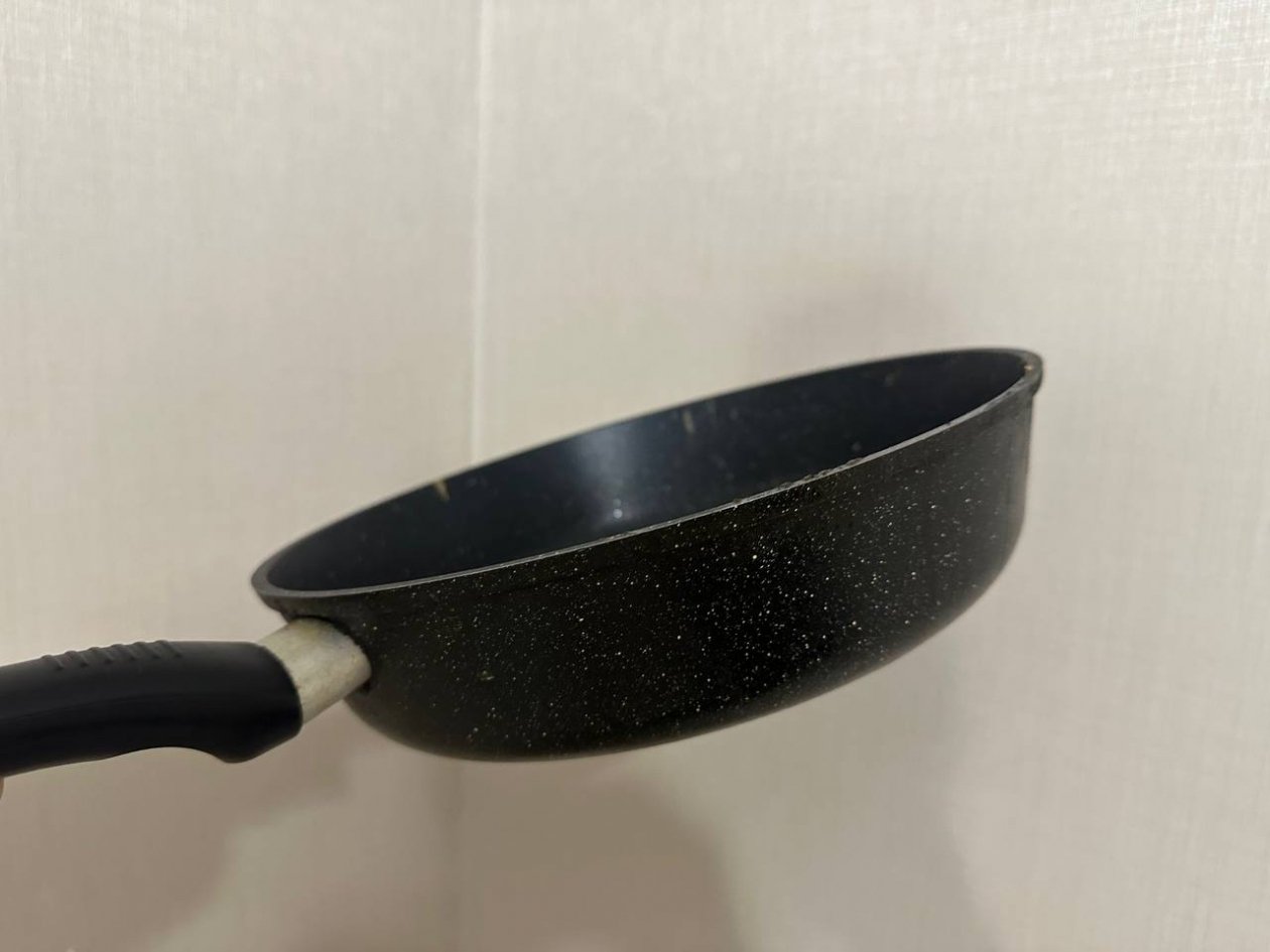 Замачиваю с фольгой - сковородка как новая: нагар смылся, а еда не пригорает - KrasnodarMedia, 14.03.2026