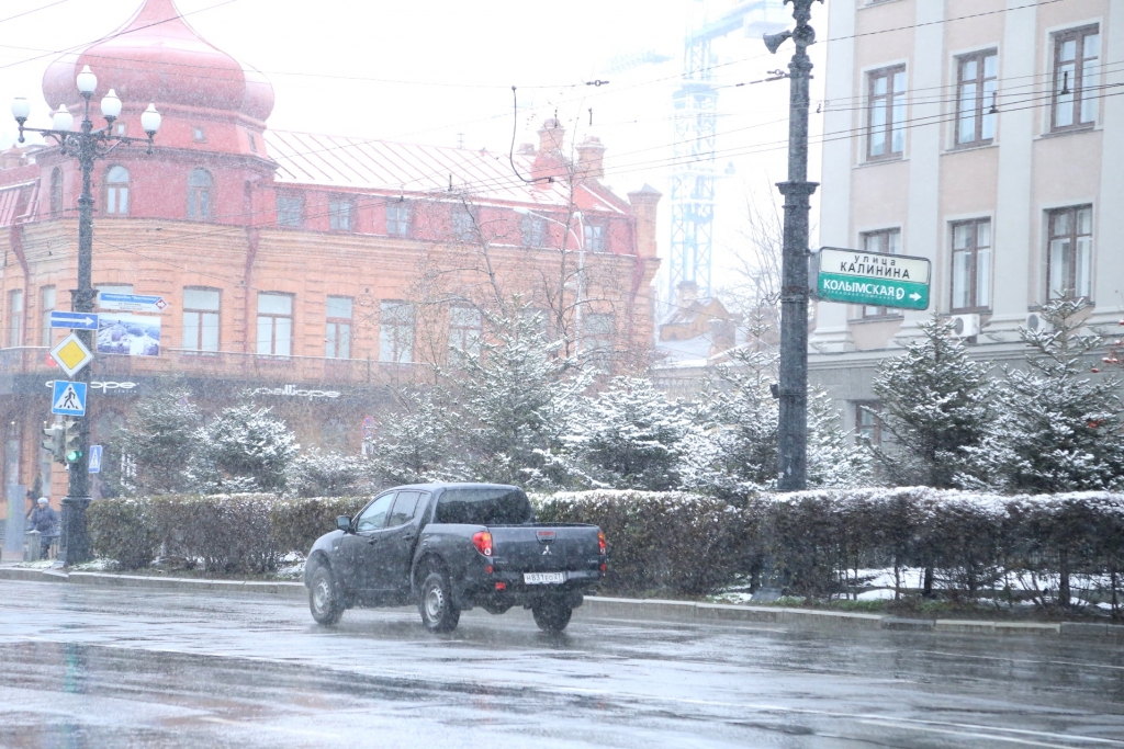 Хабаровске выпал снег. Снегопад Хабаровск ноябрь 2021. Первый снег в Хабаровске. Снегопад в Хабаровске. Хабаровск много снега.
