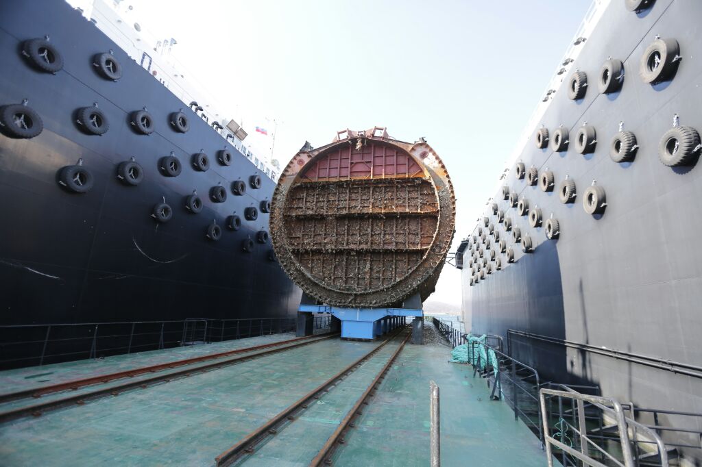 Очередной трехотсечный блок доставлен на берег, Фото с места события собственное