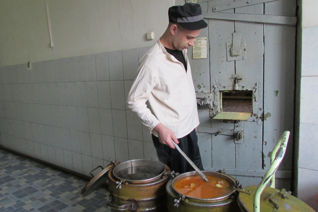 В изоляторе раздача обеда, Фото с места события собственное