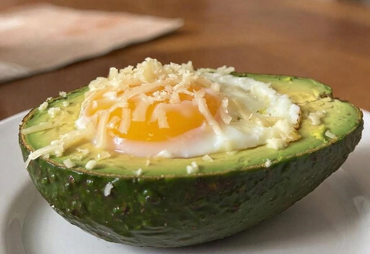 Готовлю яйца в авокадо за 10 минут: хрустящая корочка, мягкая серединка — разлетаются первыми - AmurMedia: Лента новостей, 09.04.2026