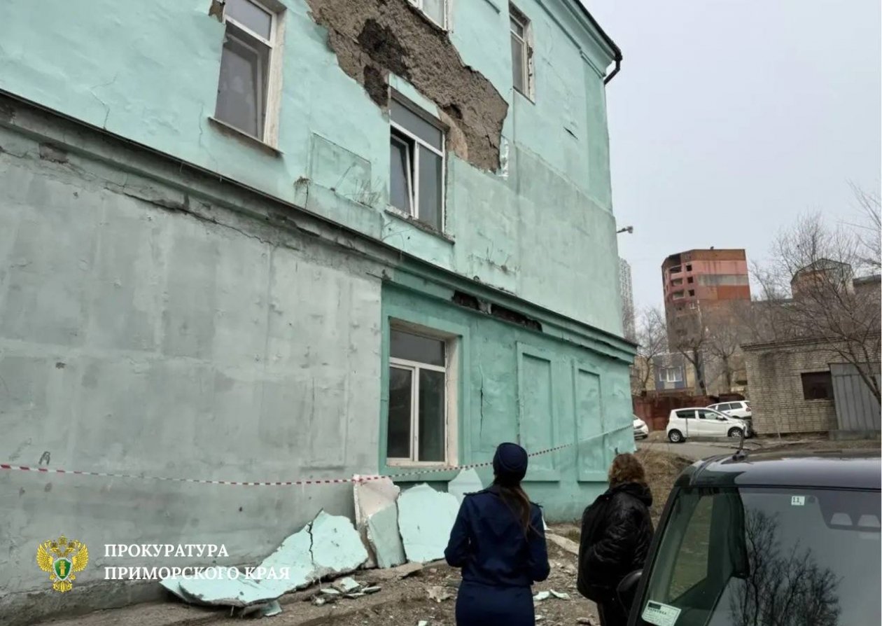 После обрушения фасада дома на Пихтовой во Владивостоке началась прокурорская проверка Пресс-служба прокуратуры Приморья
