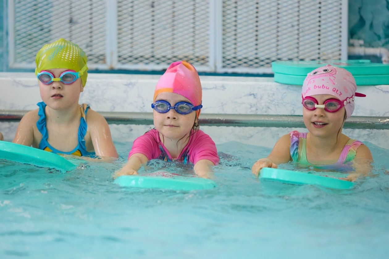 Во Владивостоке массово обучают плаванию детей ИА PrimaMedia