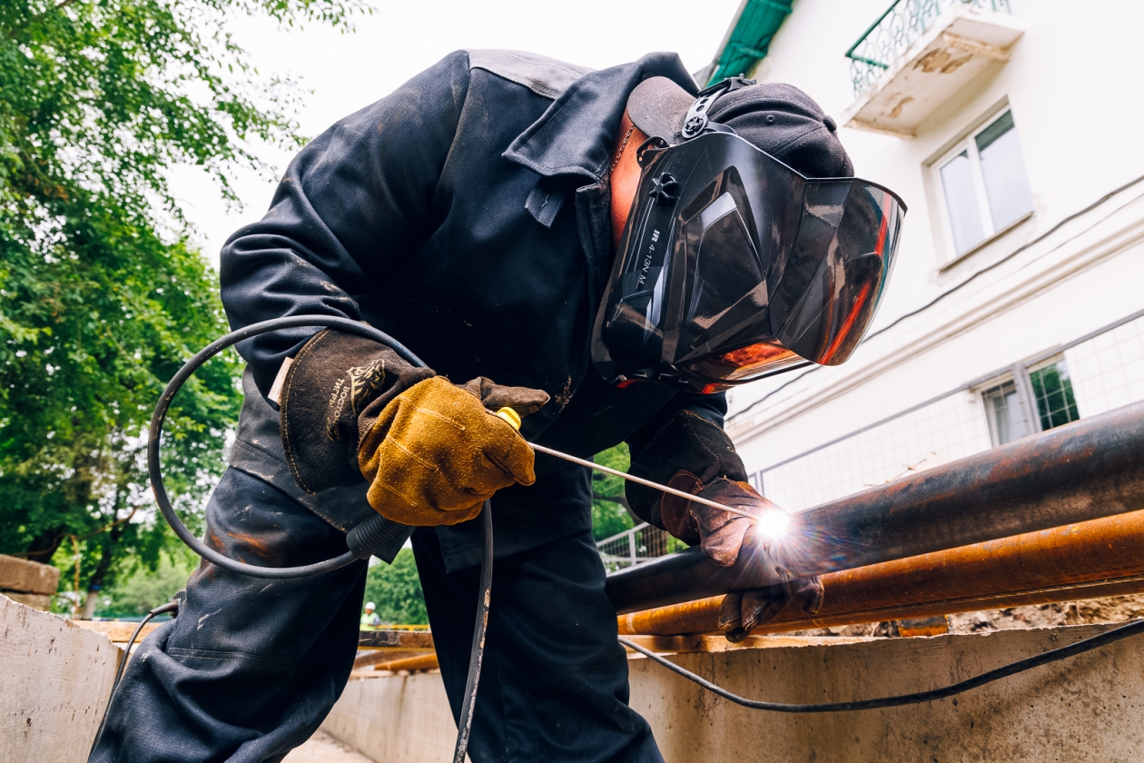 Сварщики и другие рабочие профессии очень востребованы на рынке труда Евгений  Кулешов, ИА PrimaMedia