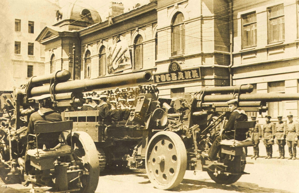 Военный парад в честь праздника Октября на ул. Ленинской 1940 год. Владивосток