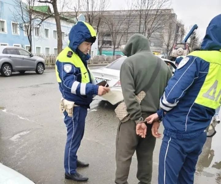 В Артёме водитель предложил инспектору ГАИ 34 тысячи рублей, но получил уголовное дело Пресс-служба УМВД России по Приморскому краю