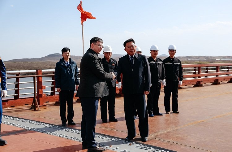 В Приморье состоялась церемония стыковки пролётного строения будущего автомобильного моста через реку Туманная Оксана Шишенко (Правительство Приморского края)