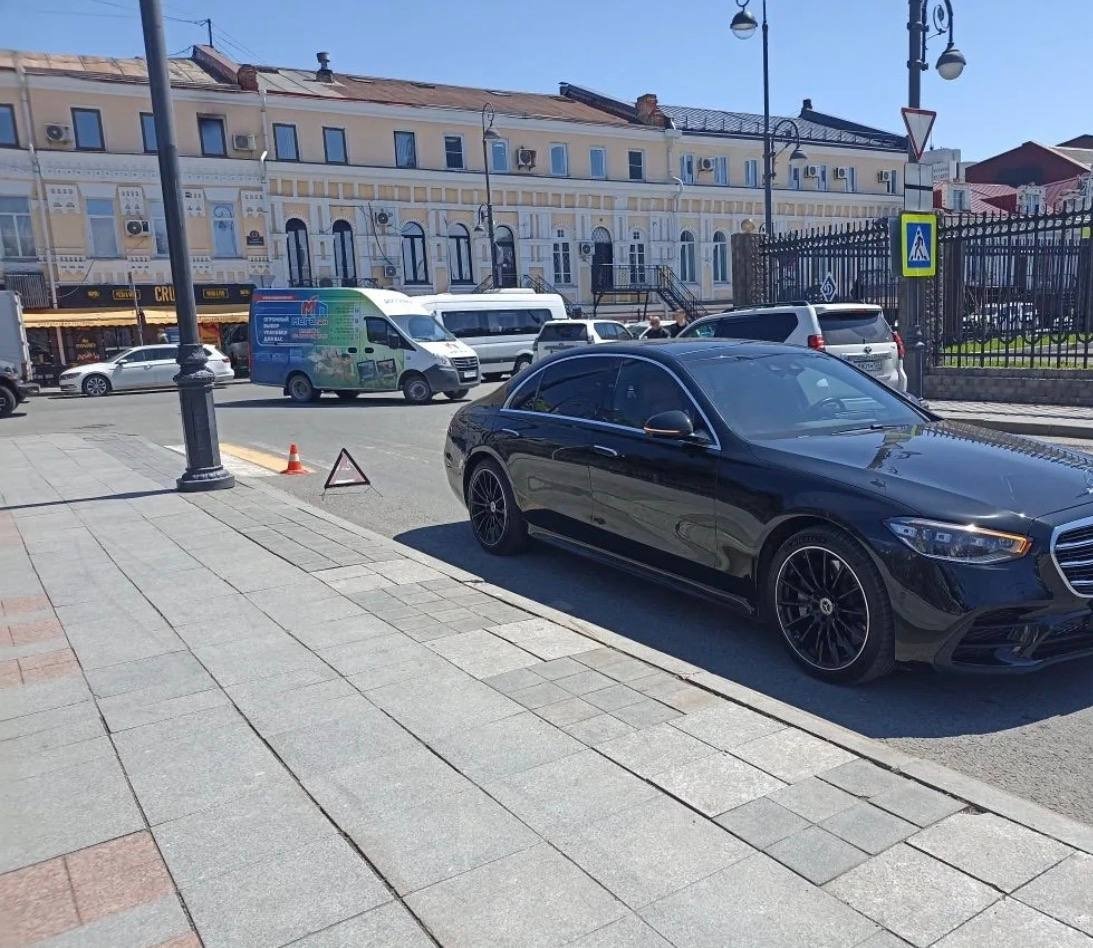Mercedes сбил школьницу на &quotзебре&quot в центре Владивостока Пресс-служба УМВД России по Приморскому краю