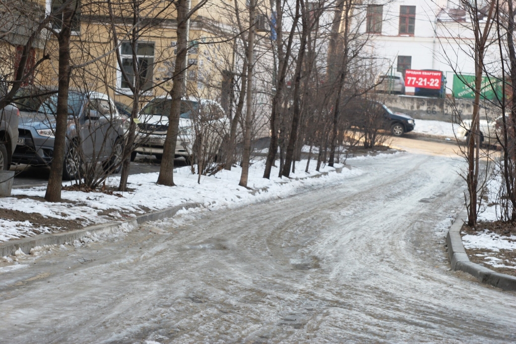 Дворы хабаровска. Хабаровск дворы. Заснеженные дворы Хабаровска. Уборка снега во дворе Хабаровск. Хабаровск дворы зима.