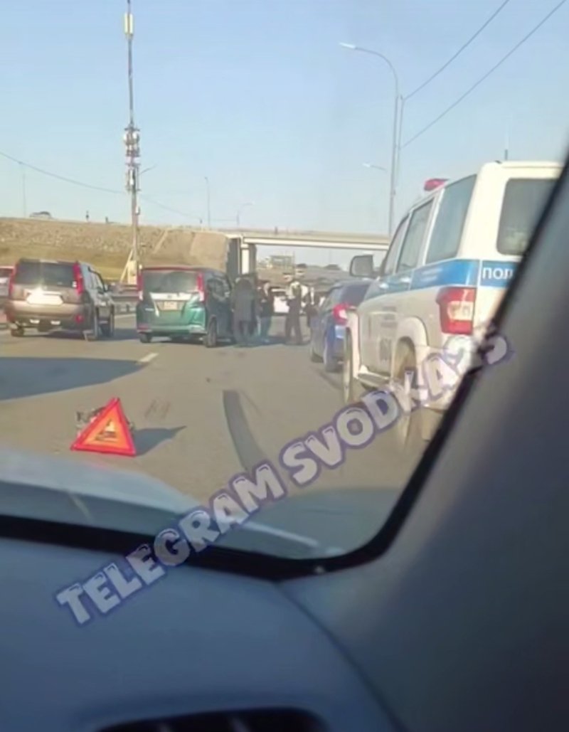 С места ДТП стоп-кадр из видео в телеграм-канале (18+) https://t.me/svodka25