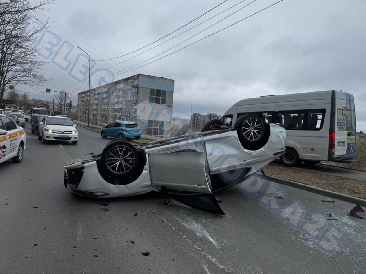 Автомобиль врезался в припаркованные машины и перевернулся во Владивостоке телеграм-канал (18+) Svodka25