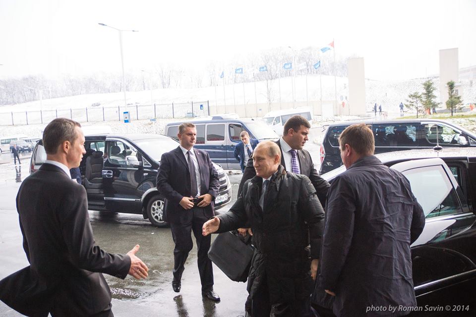 Путина встретил ректор ДВФУ Сергей Иванец, Фото с места события из других источников