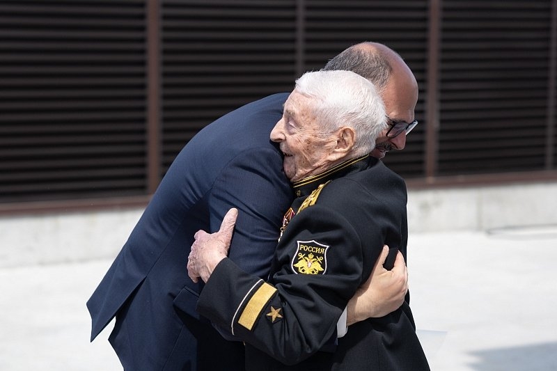 Владимиру Майстеру вручили памятный знак, посвящённый 120-летию подводных сил России Евгений Кубко пресс-служба администрации Владивостока