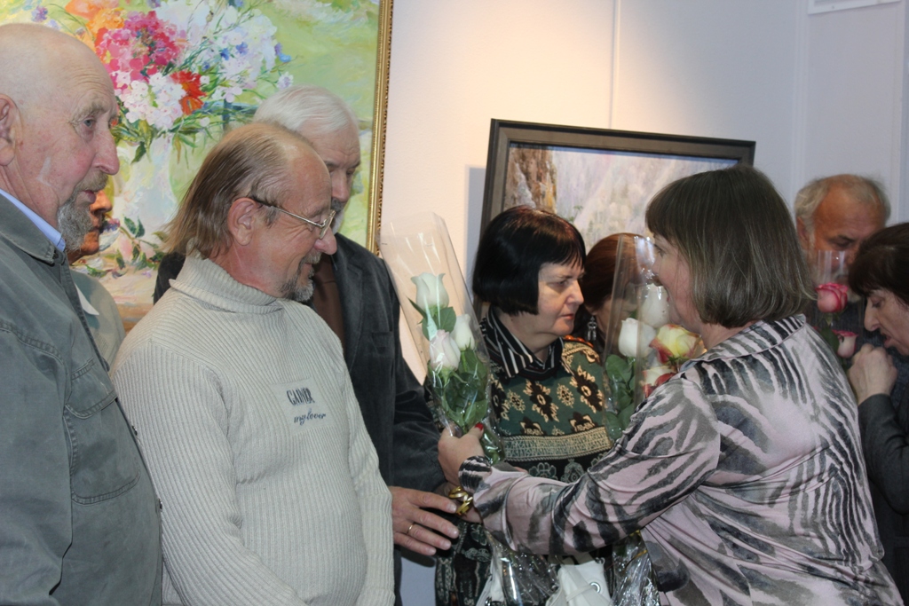 Участникам выставки подарили цветы, Фото с места события собственное