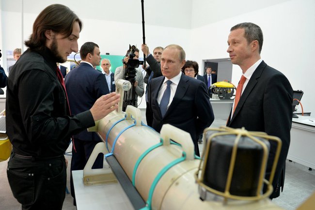 Еще одной точкой посещения Владимира Путина в ДВФУ стал центр компетенций ОАО "Концерн "Моринформсистема-Агат", Фото с места события из других источников