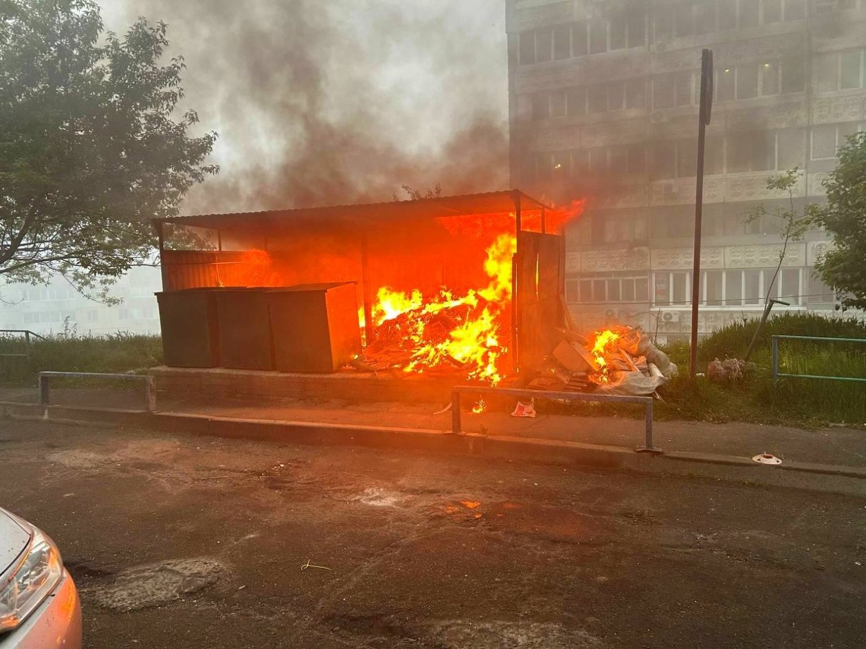Пожар на площадке для сбора ТКО на Аллилуева, 2а во Владивостоке предоставлено ТСЖ &quotМолодая семья&quot