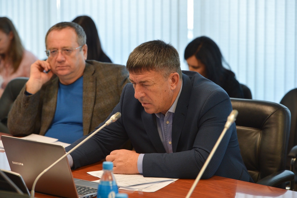 Приморские парламентарии единогласно приняли поправки губернатора в закон о транспортном налоге, Фото с места события из других источников