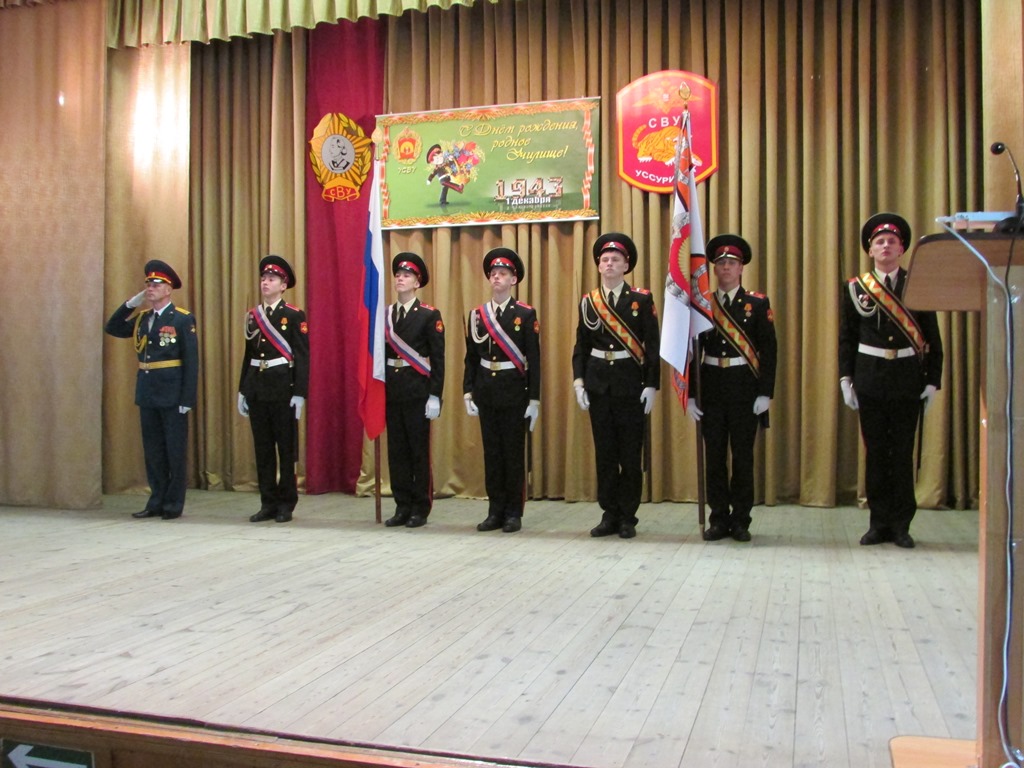 Торжественный вынос знамен, Фото с места события собственное