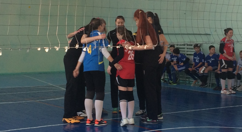 Тренер ввел в игру юных волейболисток, Фото с места события собственное