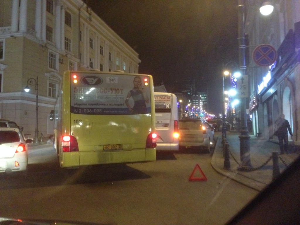 Двойное ДТП произошло в центре Владивостока, Фото с места события собственное