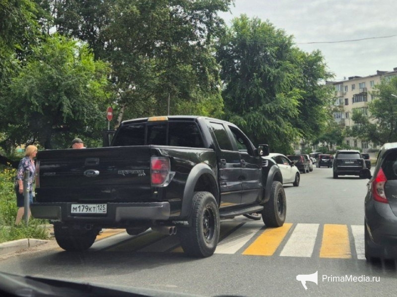 Пикап и электровелосипед сошлись в ДТП во Владивостоке