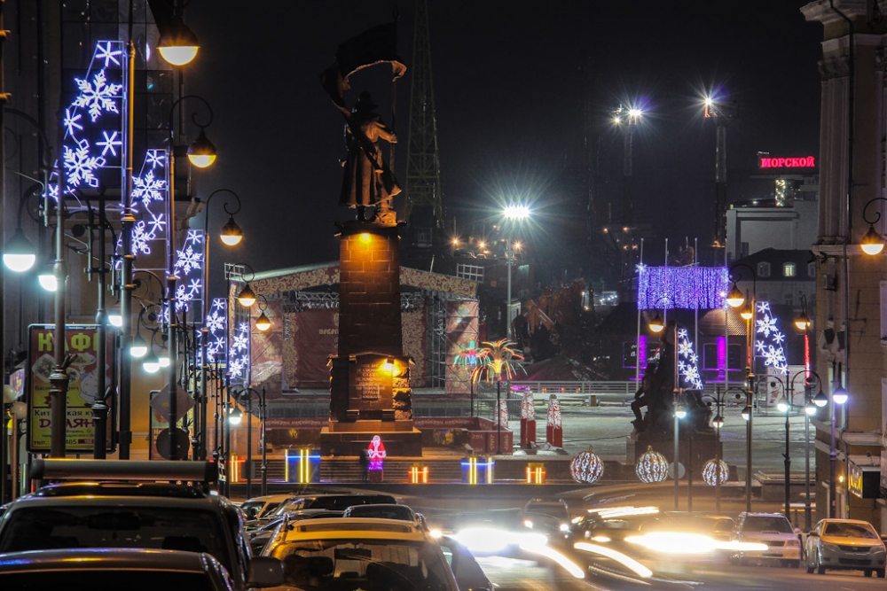 Владивосток год. Ночной новогодний Владивосток. Ночной Владивосток центр. Во Владивостоке площадь Победы ночью. Ночные улицы Владивостока.