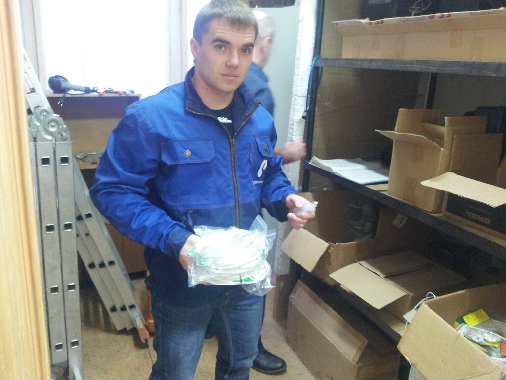 Первым делом Сергей Гайшинец получает оборудование для установки, Фото с места события собственное