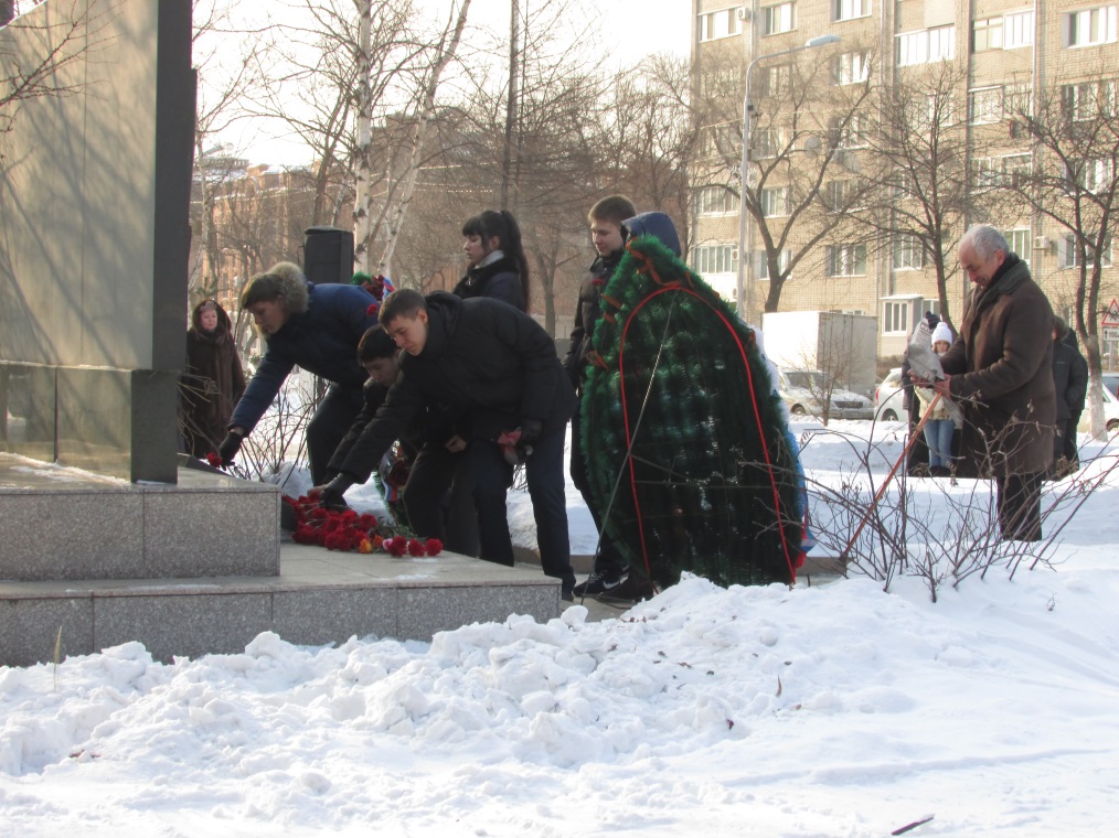 Молодежь возлагает цветы к мемориалу, Фото с места события собственное