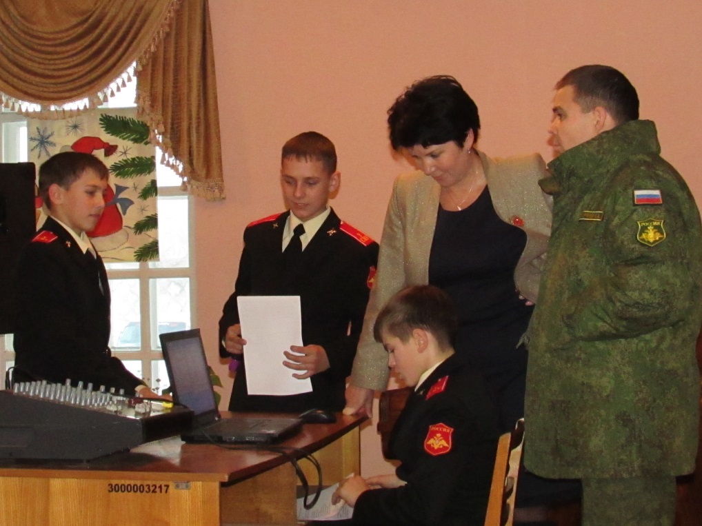 Педагоги шестой роты с суворовцами готовятся к празднику, Фото с места события собственное