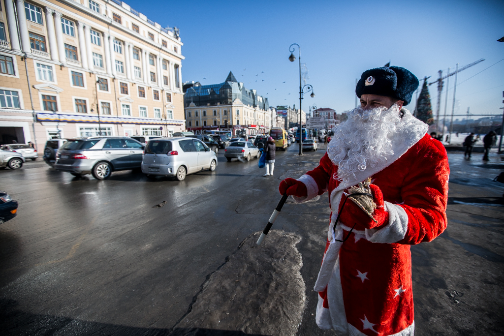 Главные атрибуты полицейского Деда Мороза, это полицейский жезл и борода, Фото с места события собственное