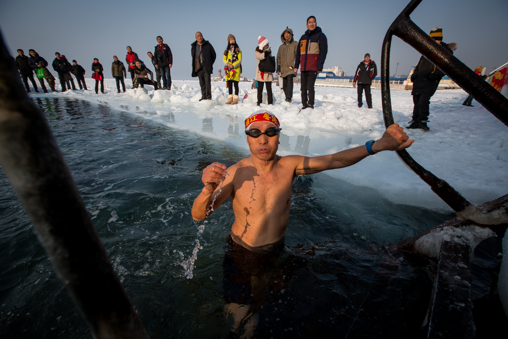 Моржи люди. Моржи в проруби Владивосток. Морж спортсмен. Заплыв моржей. Атлеты моржи.