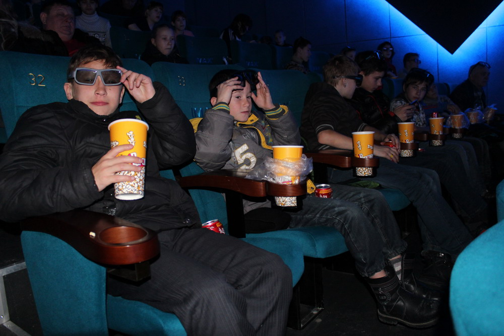 Дети в кинотеатре, Фото с места события из других источников