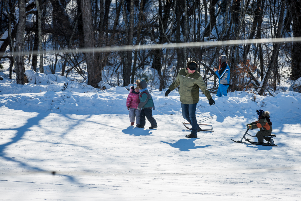 Дети катаются на санках, Фото с места события собственное