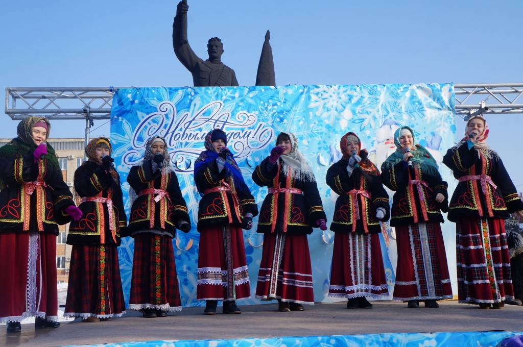 Воспитанницы Детской школы искусств Уссурийска исполняют народные песни, Фото с места события собственное