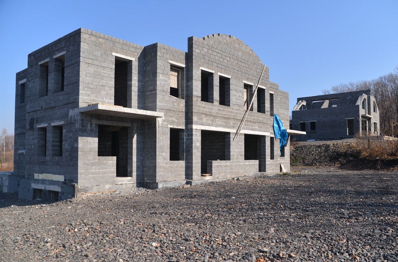 Малоэтажное строительство из тереховских блоков (до наружной облицовки), Фото с места события из других источников