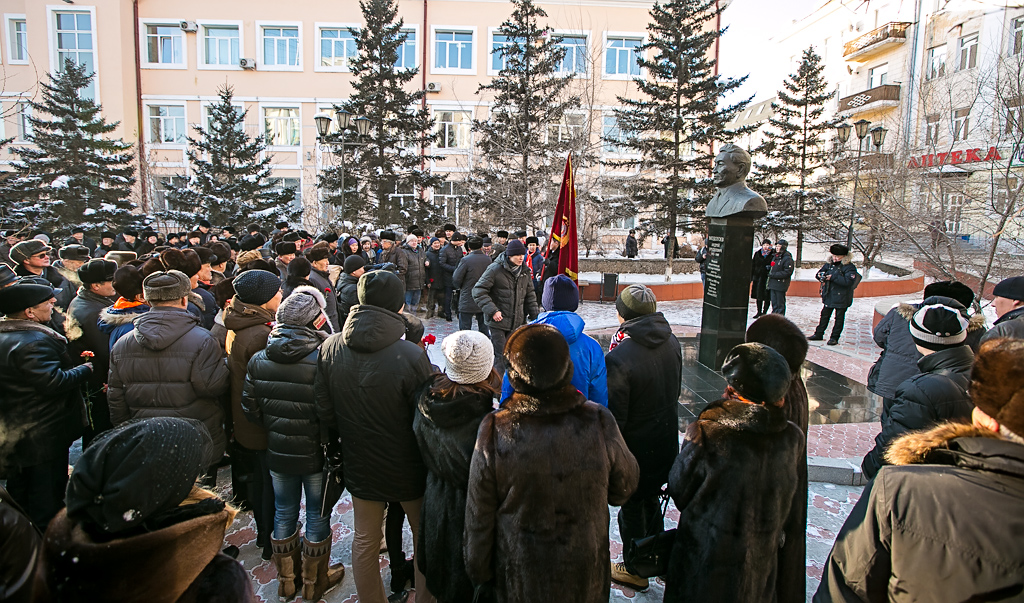 Модогоева 3 улан удэ. Политический деятель Улан-Удэ. Бюст Модогоева.