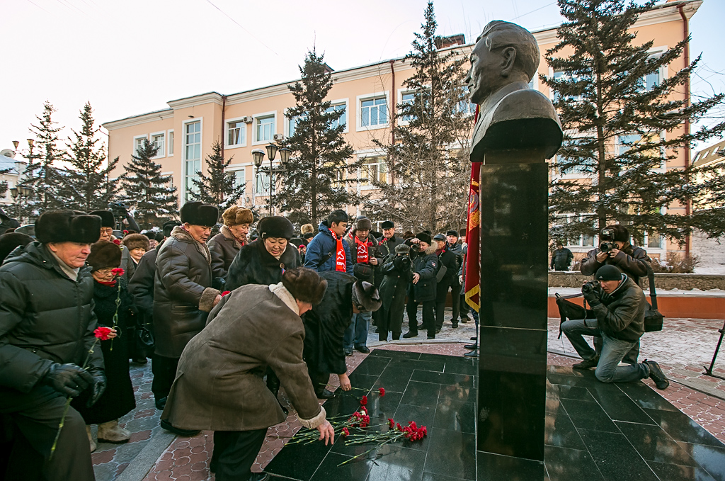 Модогоева 3 улан удэ. Памятник Модогоева в Улан-Удэ. Бюст Модогоева. Памятник Бурятия синии. Политический деятель Улан-Удэ.