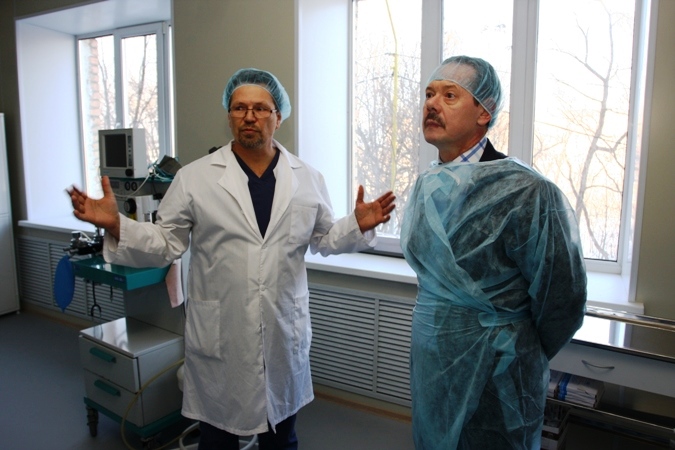 Владимир Новиков обсудил с Константином Мигалем, что еще нужно сделать в роддоме, Фото с места события из других источников