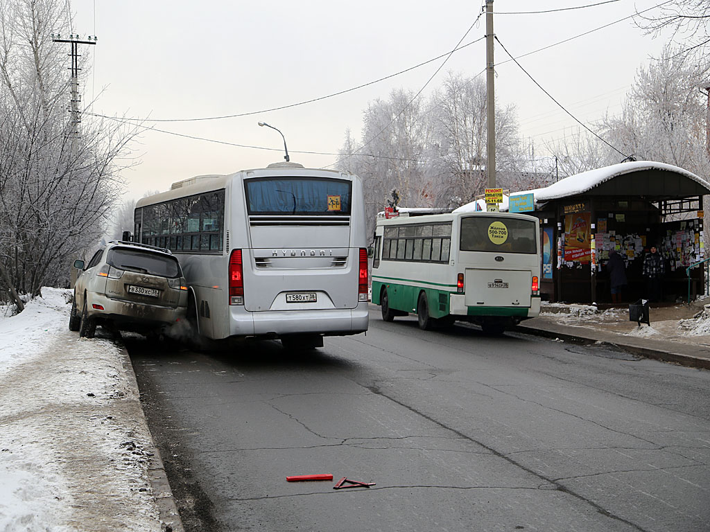 В иркутске на остановке. Остановка Шмидта. Улица Шмидта Иркутск. Остановка Шмидта Казань. Остановка Шмидта в Коврове.