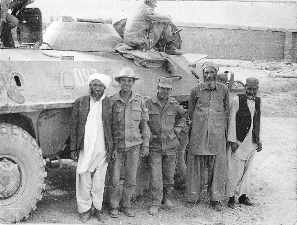 Советские офицеры с местными жителями, Фото с места события из других источников