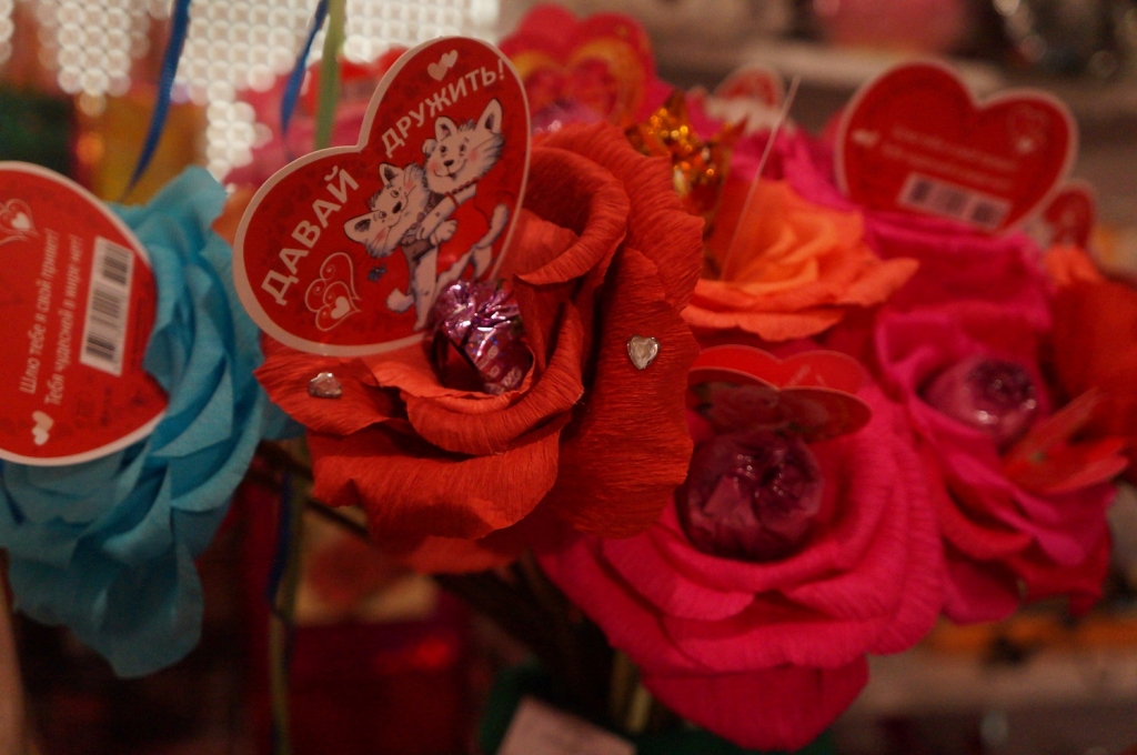 Букет роз владивосток. Букет цветов розовый с белым. Огромный букет. Букет красных роз. Сладкий букет с розой по середине.