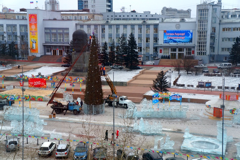 Время в улан удэ сейчас. Улан-Удэ Главная площадь. Главная площадь Улан у. Елка Улан Удэ площадь советов Улан-Удэ.