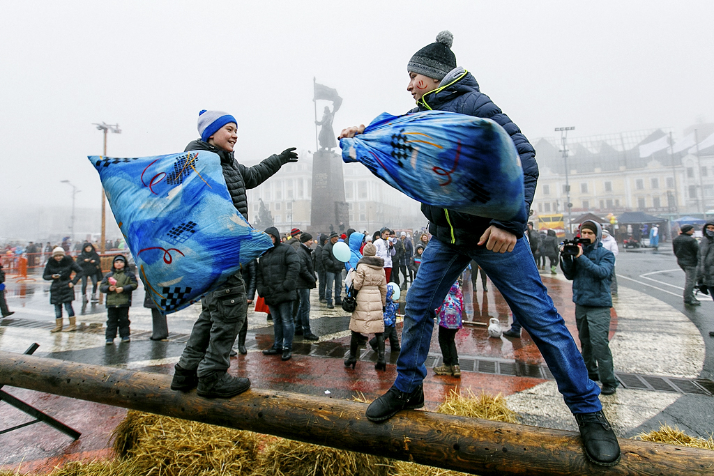 Горожане, стоя на бревне, устроили бои мокрыми подушками, Фото с места события собственное