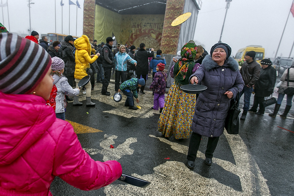 Народными гуляниями, блинами и сожжением чучела отпраздновали Масленицу во Владивостоке, Фото с места события собственное