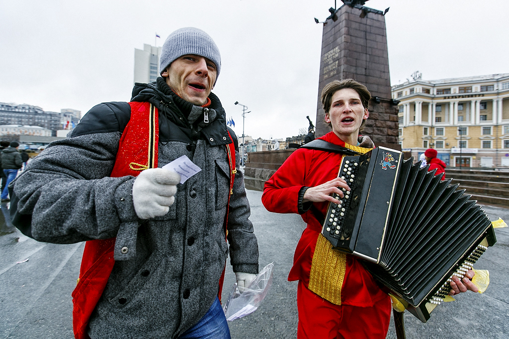 Народными гуляниями, блинами и сожжением чучела отпраздновали Масленицу во Владивостоке, Фото с места события собственное