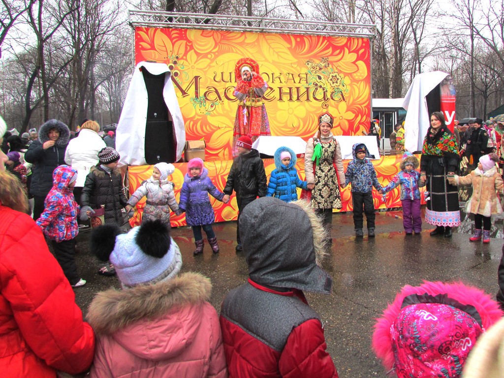 Праздничные хороводы водили и взрослые, и дети, Фото с места события собственное